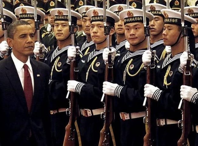 obama-inspects-chinese-troops