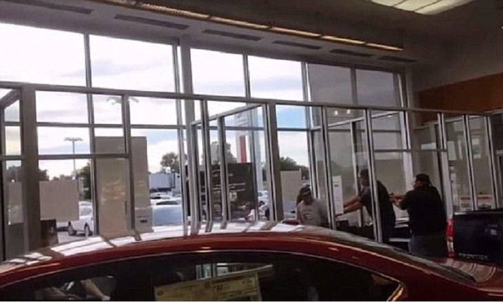 Tragic Bounty Hunter Shootout in Texas Car Dealership Is Caught on Video (VIDEO)