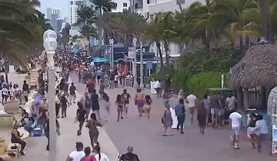 Chaos sur Hollywood, Florida Beach comme 9 coups, les foules fuient – ​​-