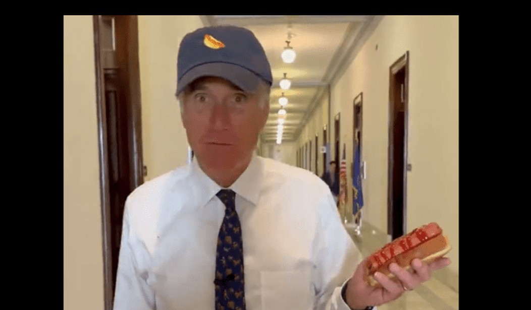 Mitt Romney se moque de la semaine prochaine pour son ode au hot-dog