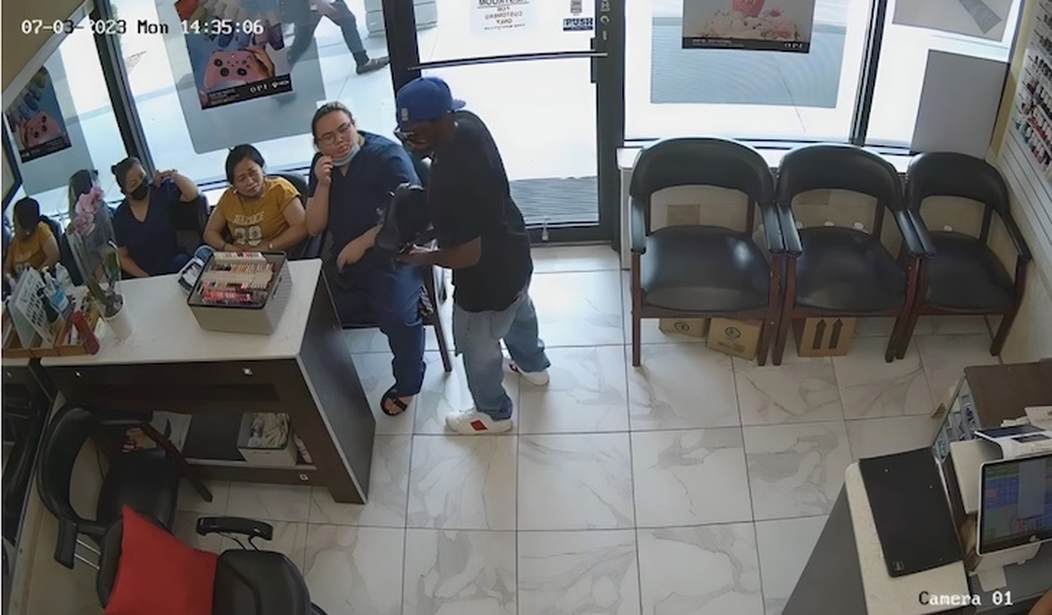 NextImg:WATCH: Humiliated Would-Be Robber Walks out of Atlanta Nail Salon After Customers Ignore His Demands